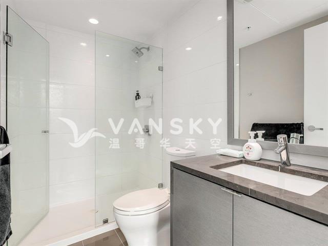 220713153301_master bed washroom.jpg